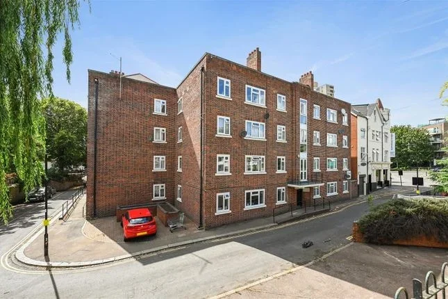 Flat Narrow Street in Greater London