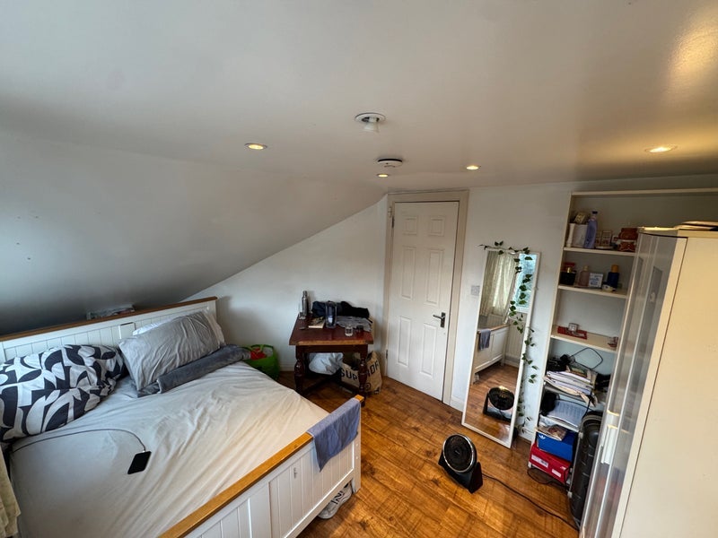 Room Manor Drive in Greater London
