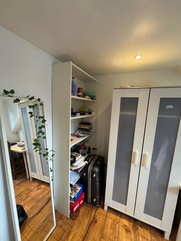 Room Manor Drive in Greater London