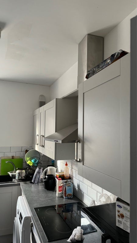 Room Manor Drive in Greater London