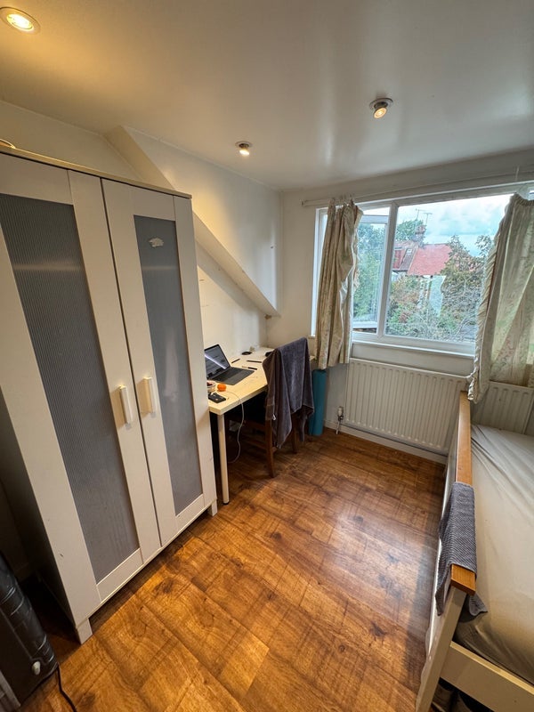 Room Manor Drive in Greater London
