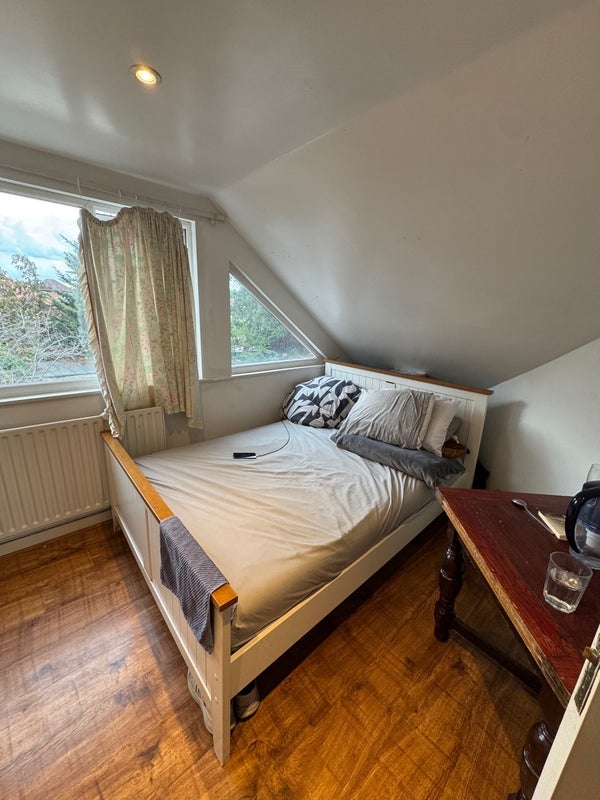 Room Manor Drive in Greater London