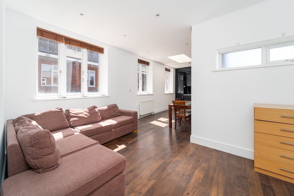 Flat Crescent Road in Greater London