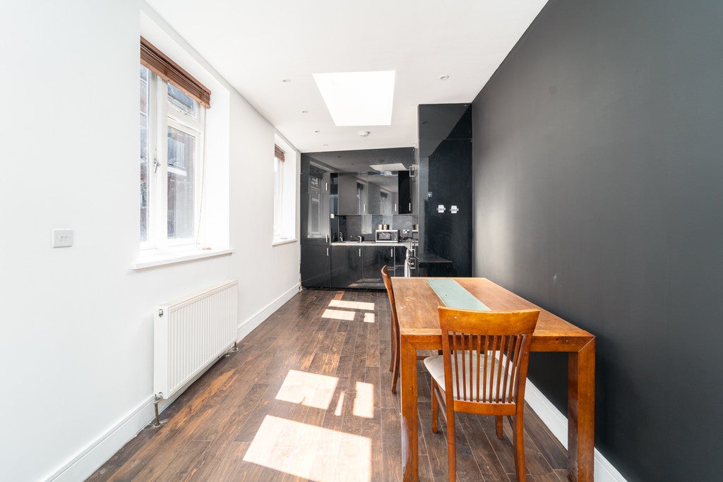 Flat Crescent Road in Greater London