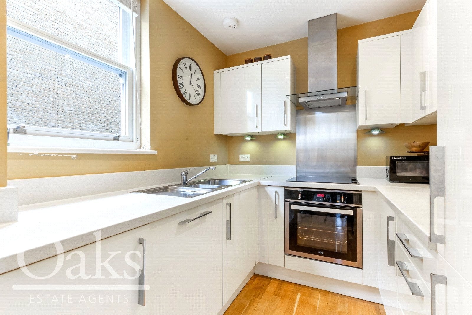 Flat Outram Road in Greater London