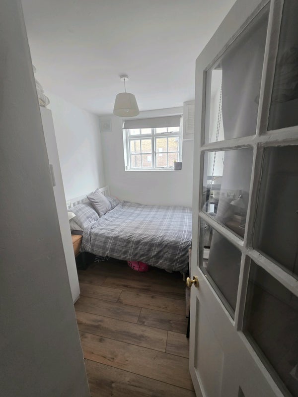 Room Bow Road in Greater London