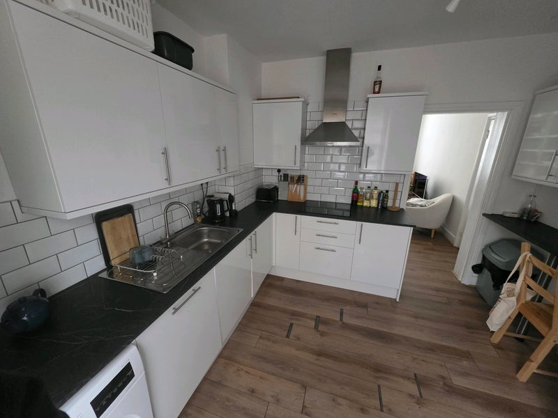 Room Bow Road in Greater London