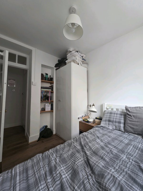 Room Bow Road in Greater London