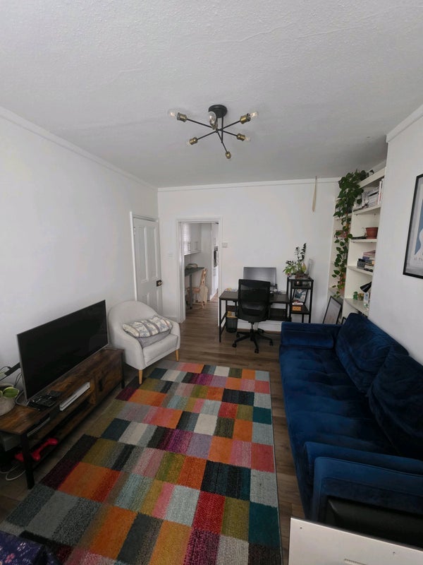 Room Bow Road in Greater London