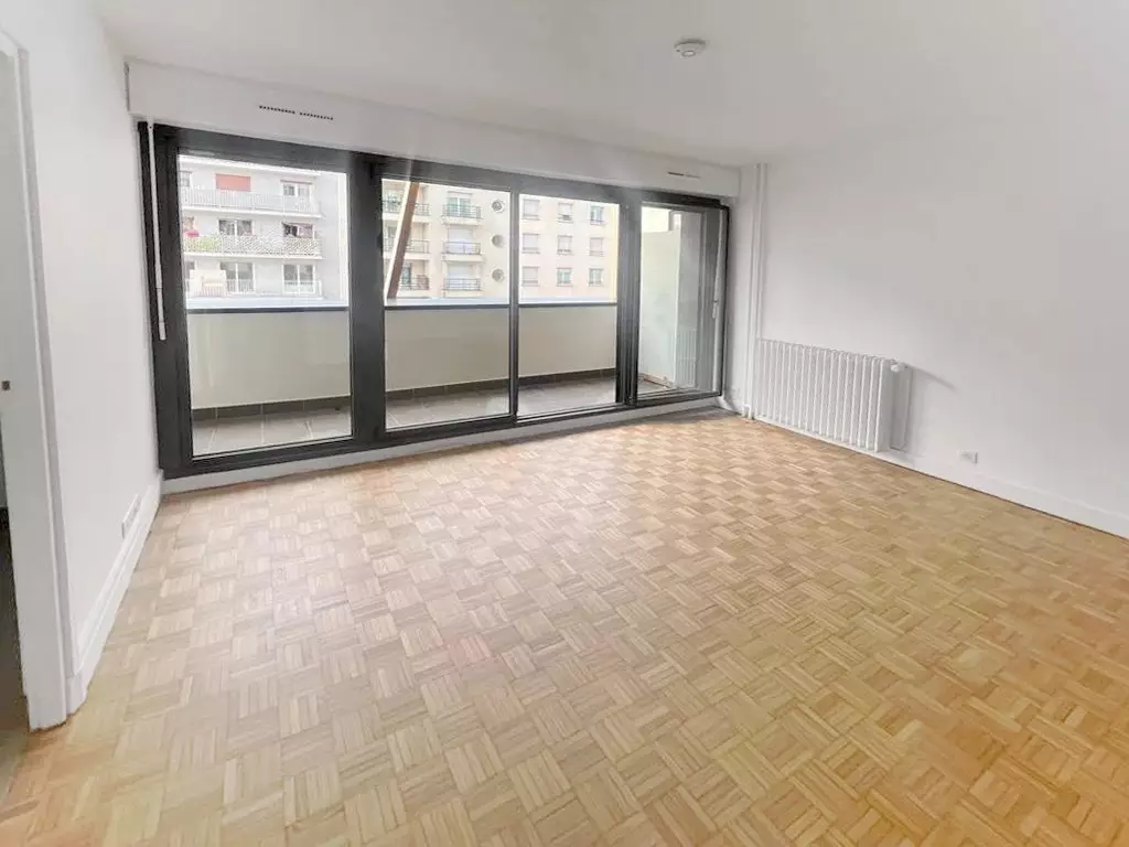 Flat Rue Frémicourt in Paris
