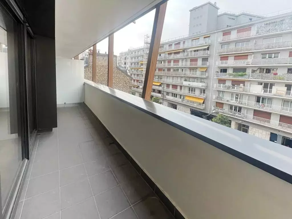 Flat Rue Frémicourt in Paris