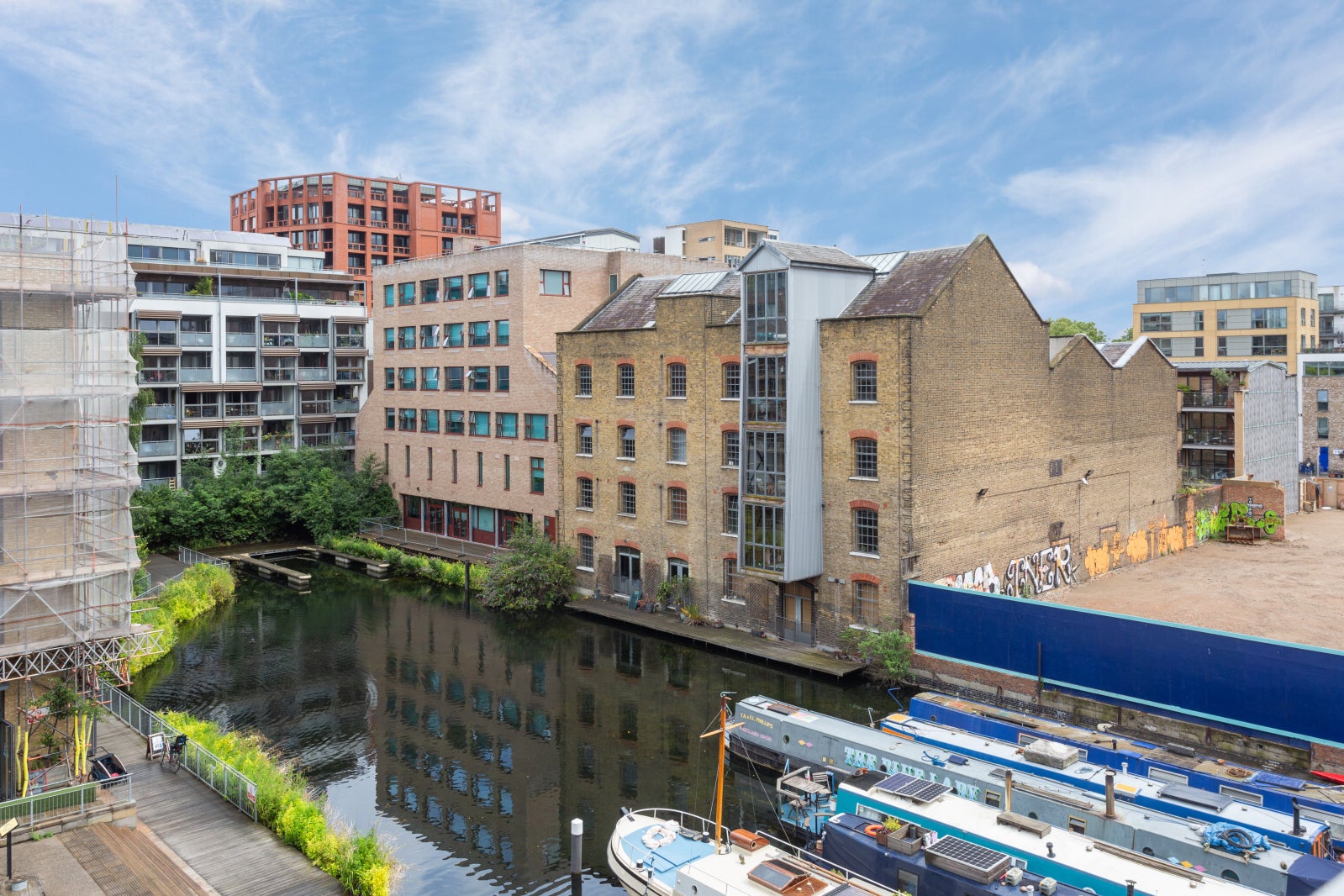 Flat De Beauvoir Crescent in Greater London