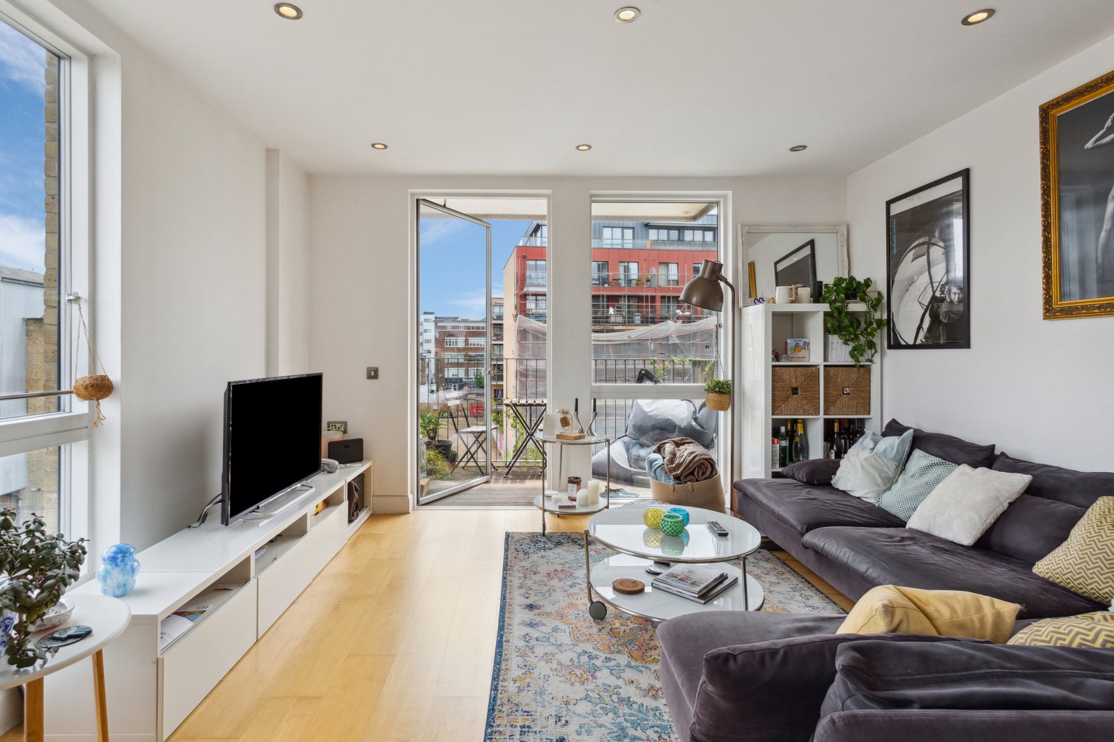 Flat De Beauvoir Crescent in Greater London
