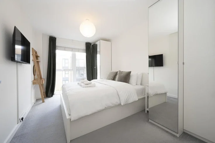 Flat Bowen Drive in Greater London
