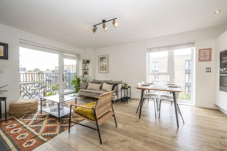 Flat Bowen Drive in Greater London