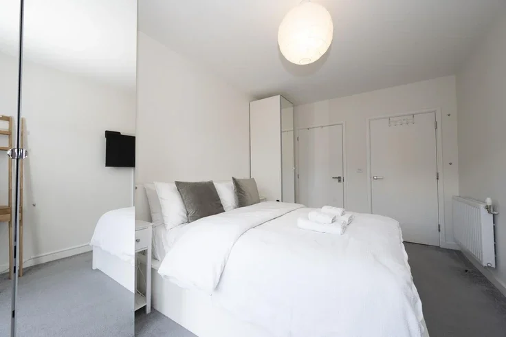 Flat Bowen Drive in Greater London