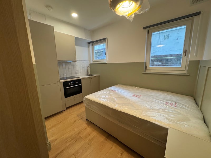 Flat Girdlers Road in Greater London