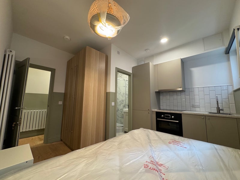 Flat Girdlers Road in Greater London