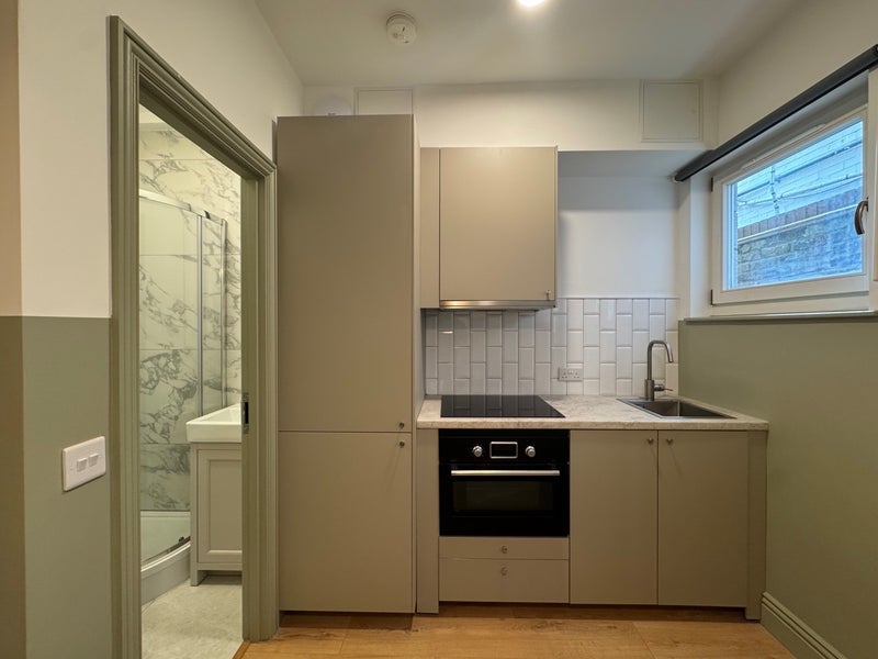 Flat Girdlers Road in Greater London
