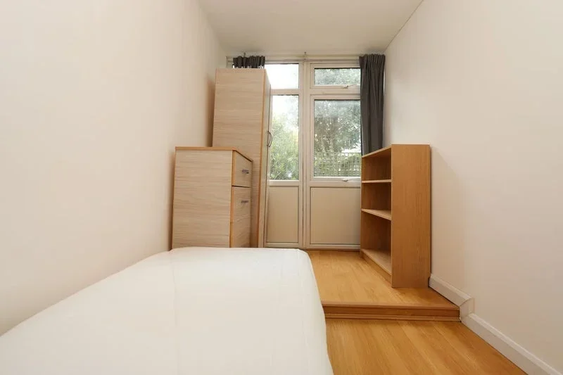 Room Hind Grove in Greater London