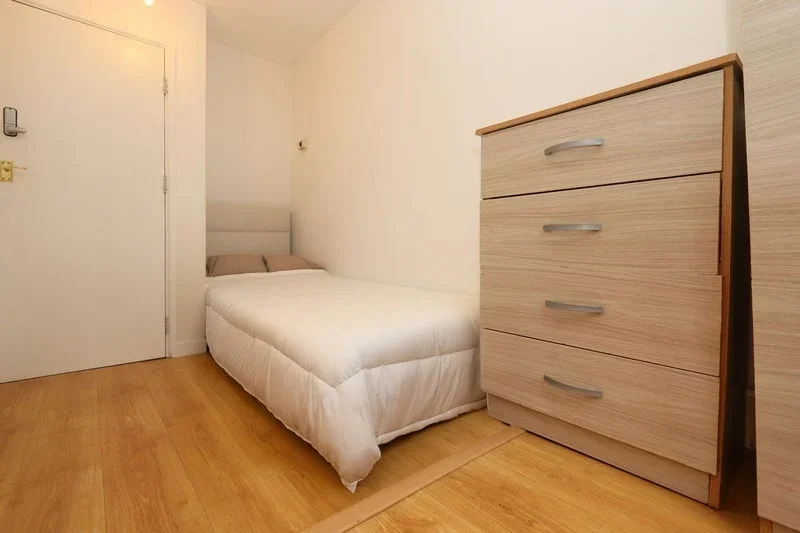 Room Hind Grove in Greater London