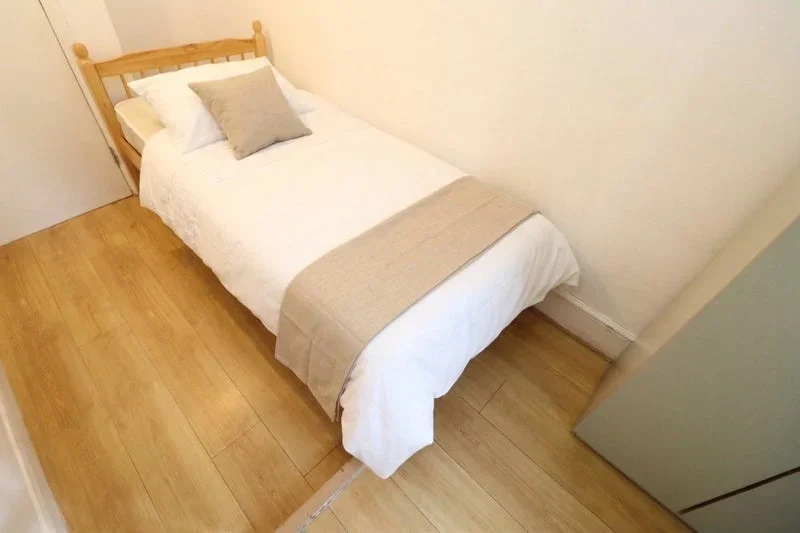 Room Hind Grove in Greater London