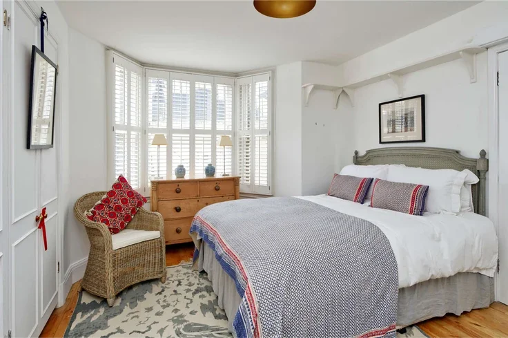 Flat Fernhead Road in City of Westminster