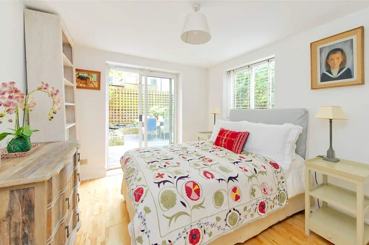 Flat Fernhead Road in City of Westminster