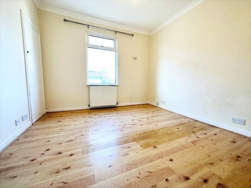 Flat Eastworth Road in Borough of Runnymede