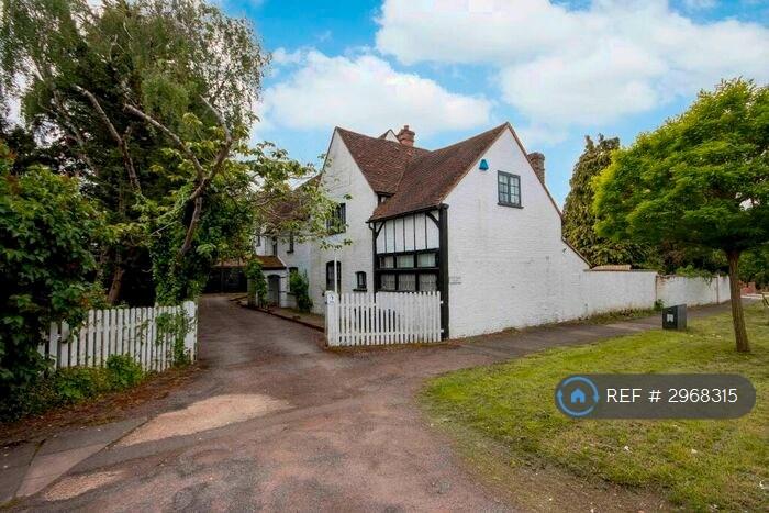 House Arlington Drive in Greater London