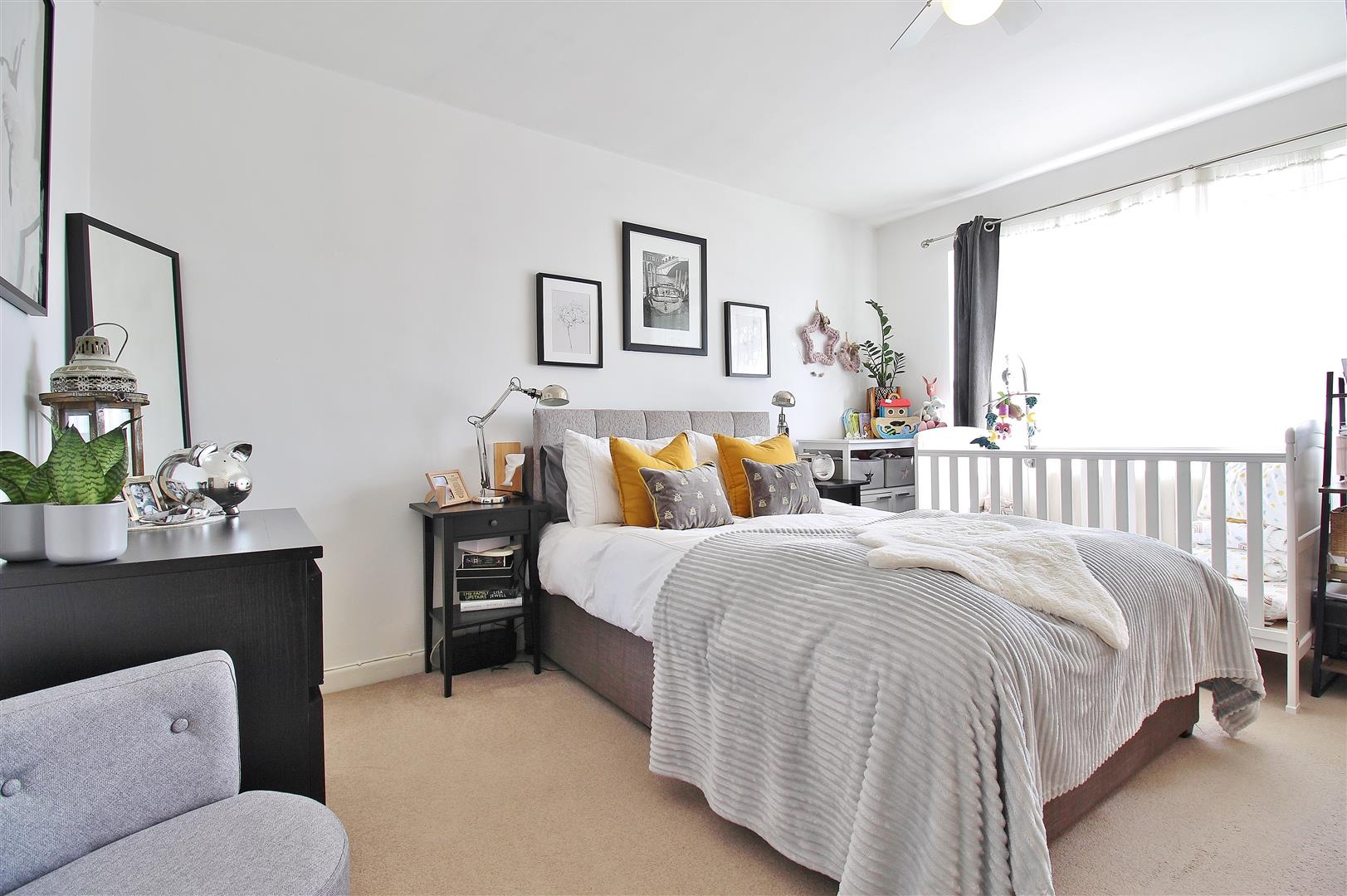 House Bankside Close in Greater London