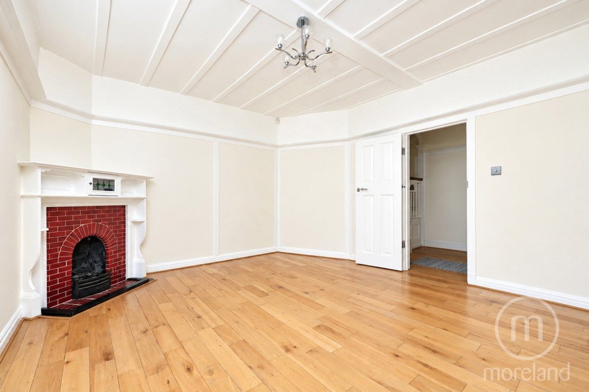 House Dingwall Gardens in Greater London