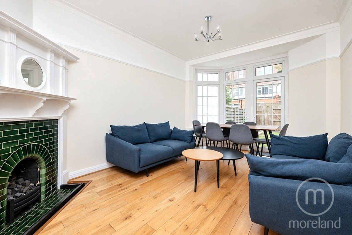 House Dingwall Gardens in Greater London