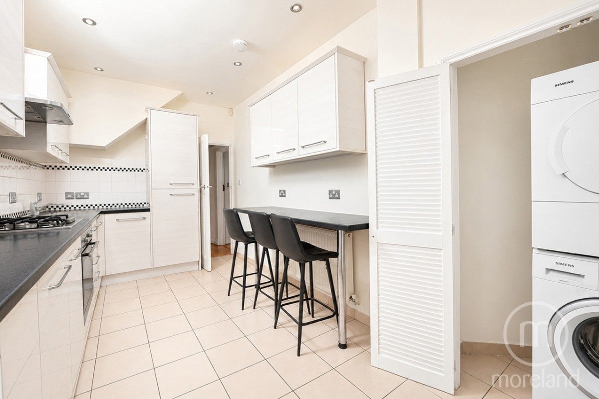 House Dingwall Gardens in Greater London