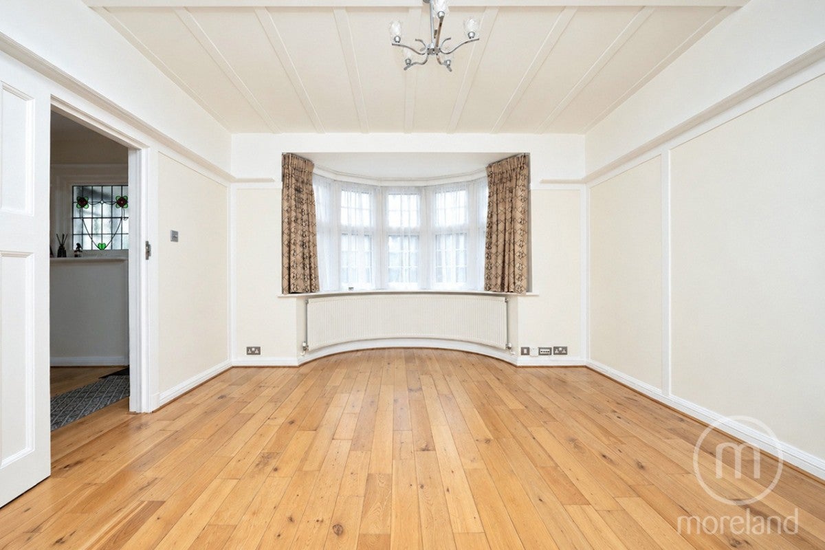 House Dingwall Gardens in Greater London