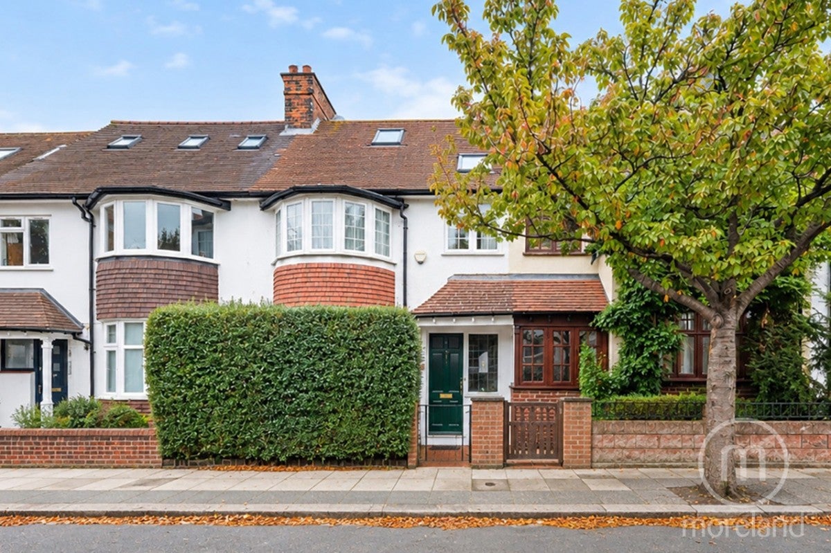 House Dingwall Gardens in Greater London