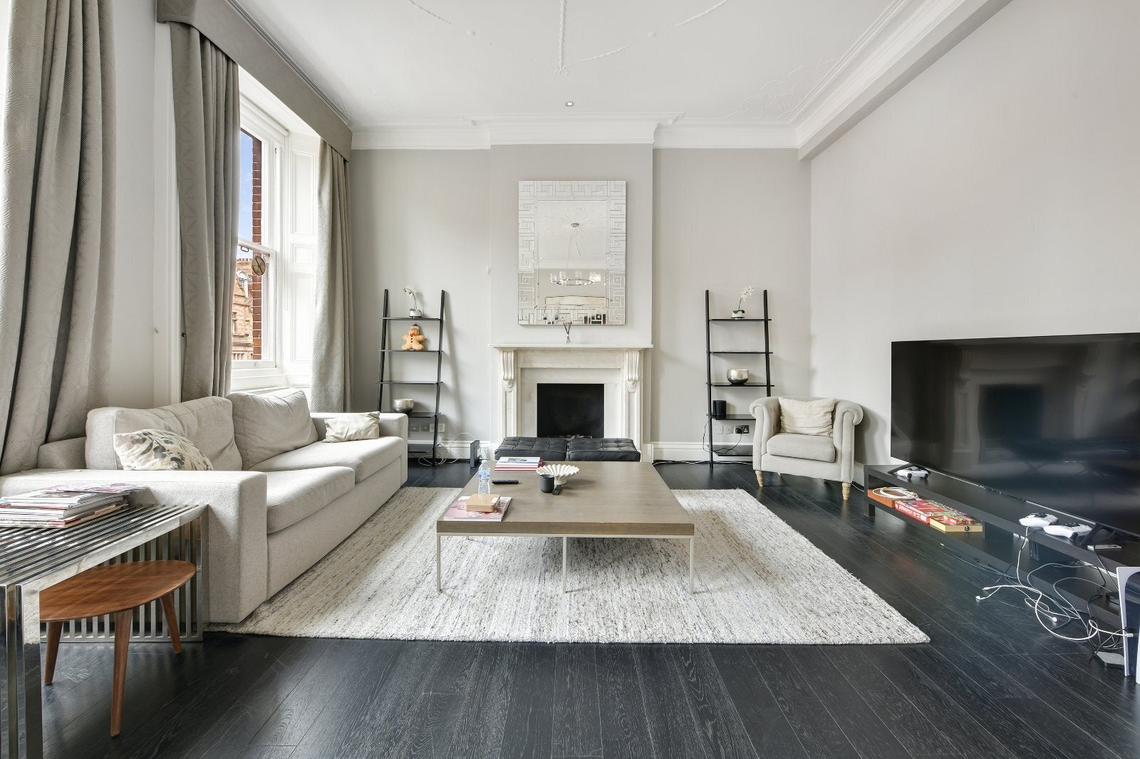 Flat Pont Street in Greater London