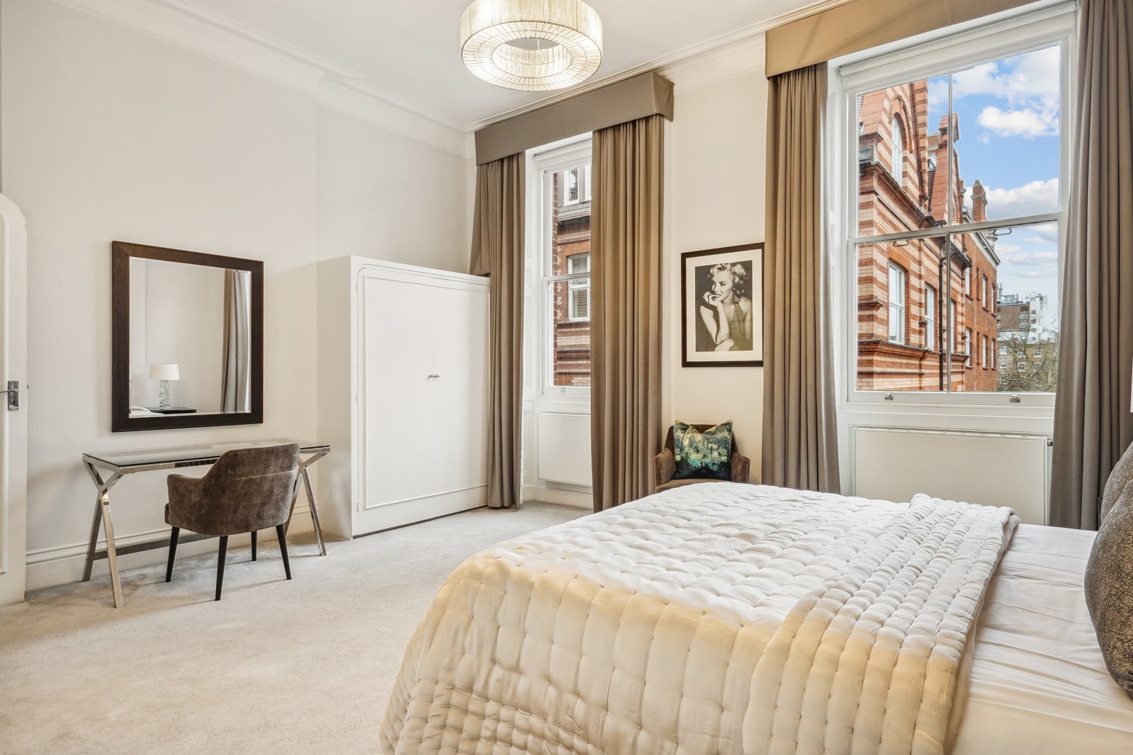 Flat Pont Street in Greater London