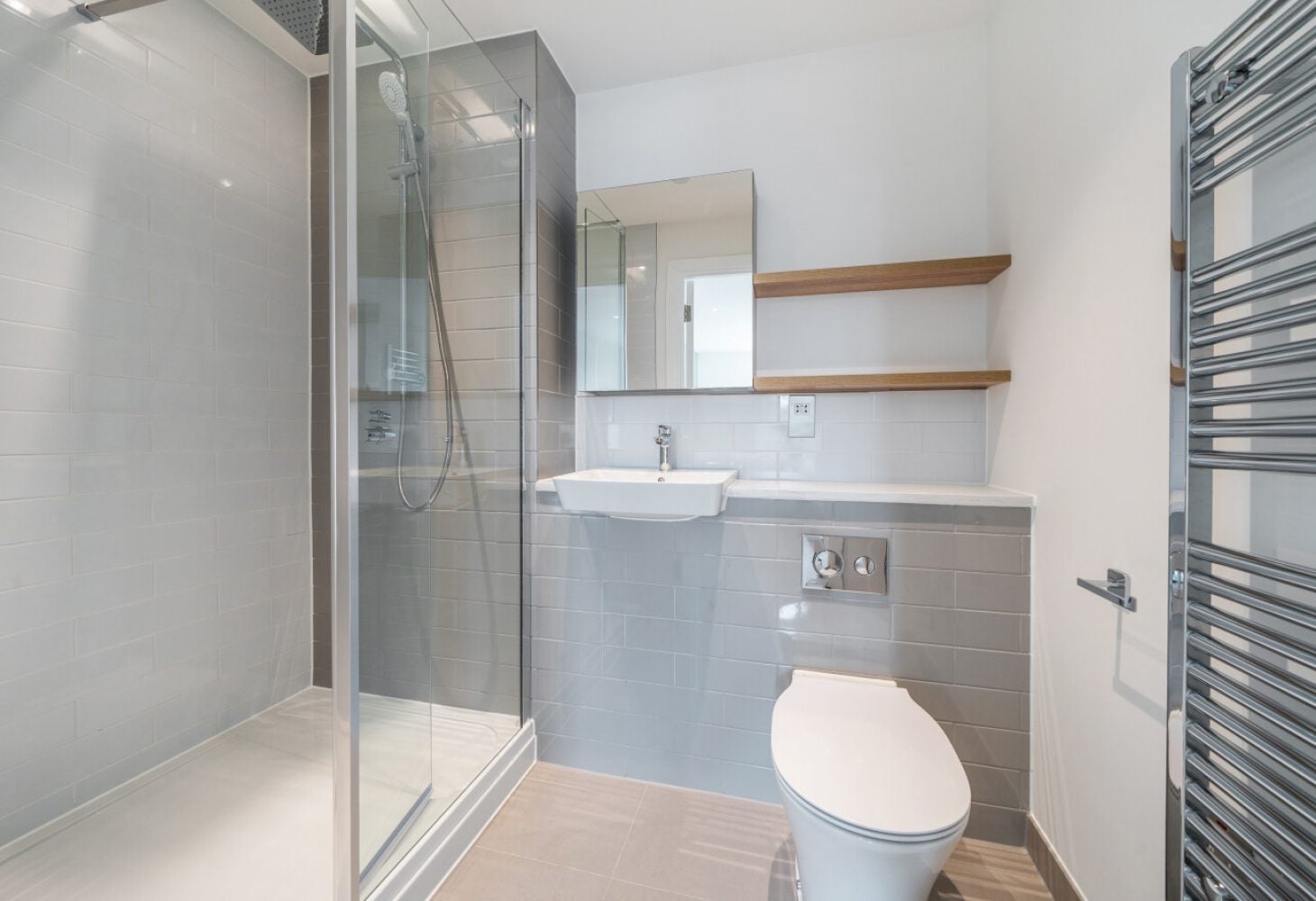 Flat Glenside Grove in Greater London