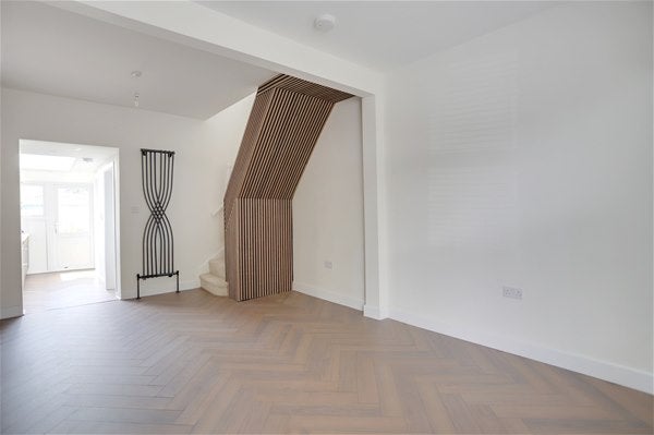 House Moselle Avenue in Greater London