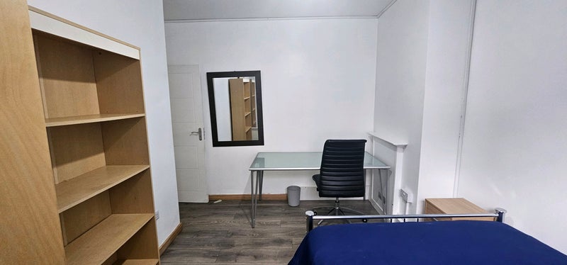Room Greenham Close in Greater London