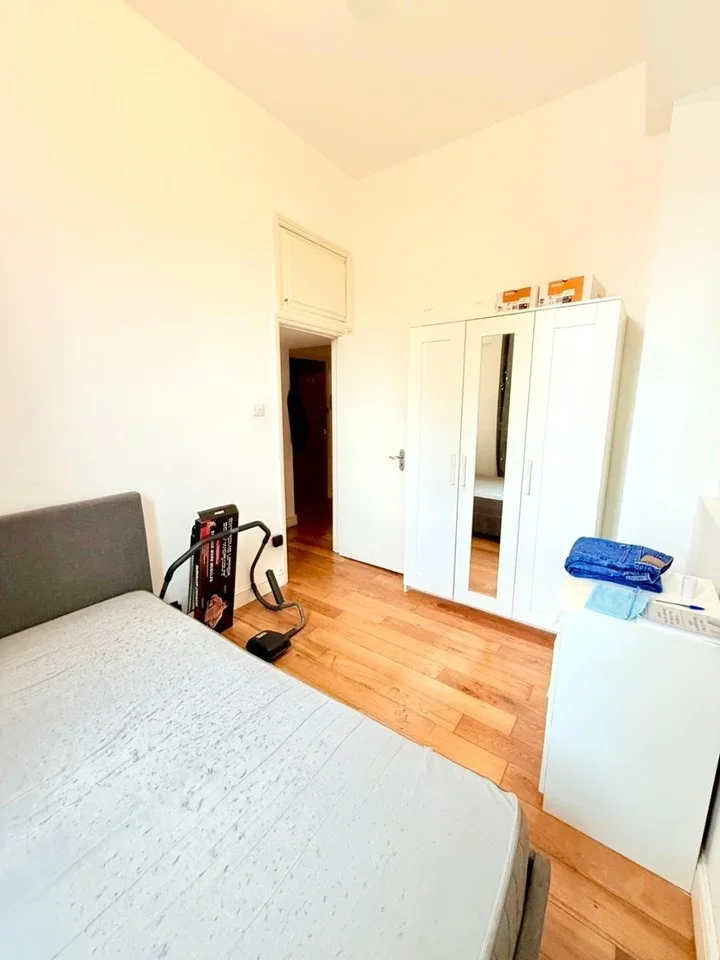 Flat Belmont Road in Greater London