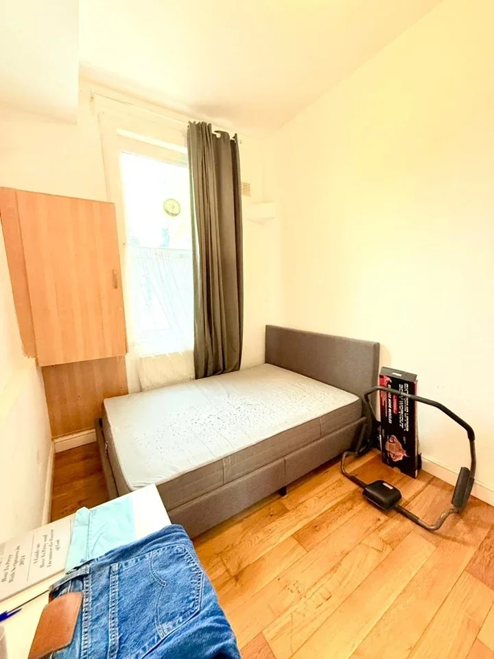 Flat Belmont Road in Greater London