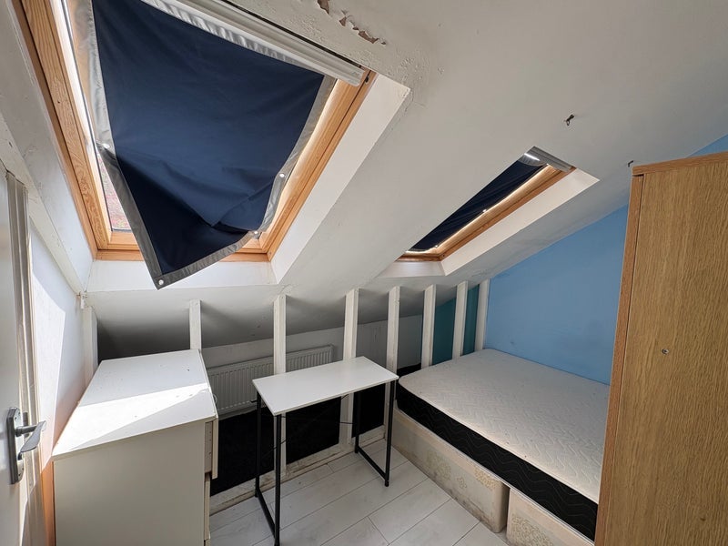 Room Coronation Road in Greater London