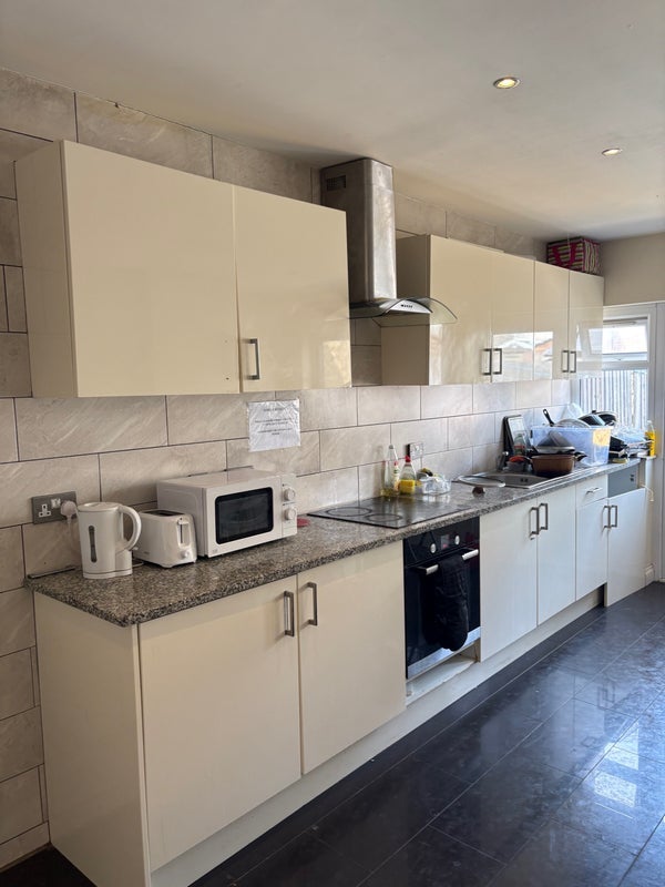 Room Coronation Road in Greater London