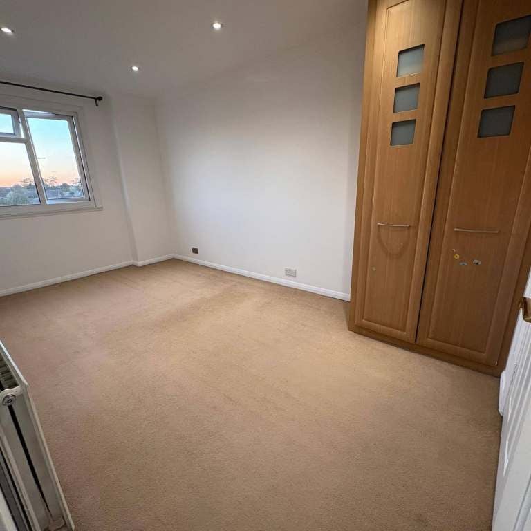 Flat Percy Bryant Road in Sunbury-on-Thames
