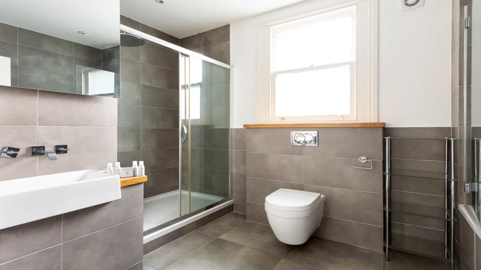 Flat Balliol Road in Greater London