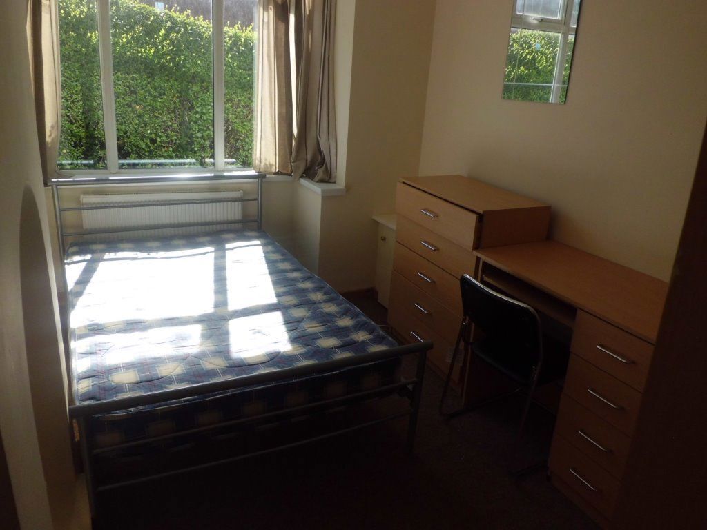 Room Heeley Road in Birmingham