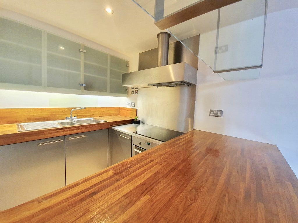 Flat New Wharf Road in Greater London