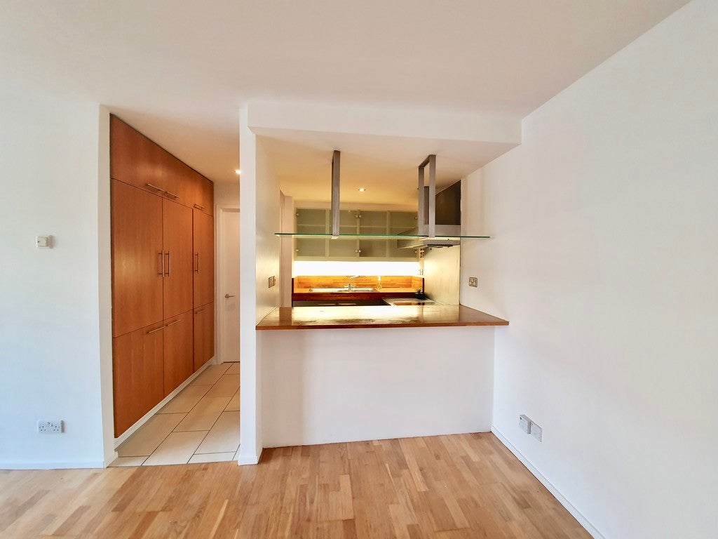Flat New Wharf Road in Greater London